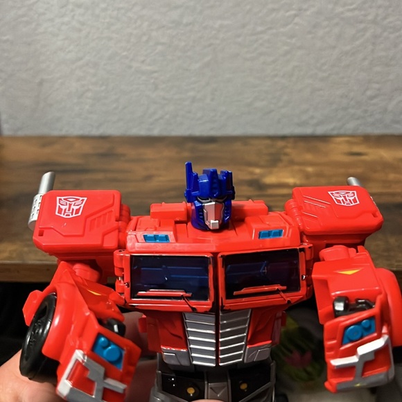 Optimus Prime- Transformers Red and Blue - Picture 13 of 14